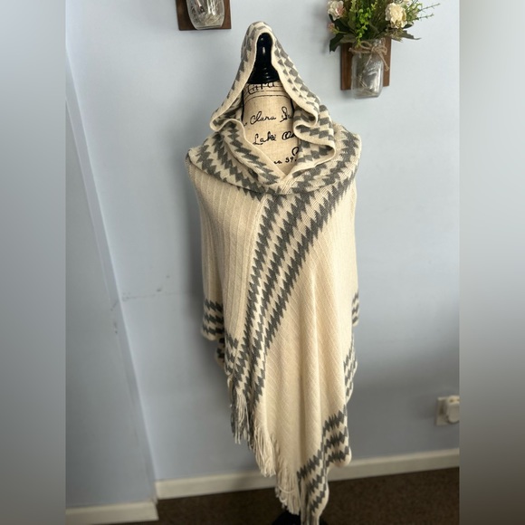 Poncho hooded Aztec print bohemian fringe hem chic hippie western indie chic - Picture 2 of 7